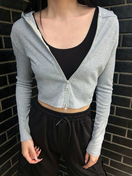 Жіноча укорочена кофта в рубчик на блискавці з капюшоном колір сірий розмір 42/48 HI2717 | Зображення 3