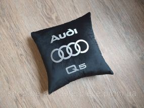 Авто Подушка c вишивкою логотипу марки Ауді Audi чорний подарунок автомобілісту 00052