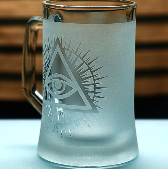 Подарунковий келих для пива з ручкою 670 мл з піскоструминним гравіюванням Всевидюче око | Зображення 2