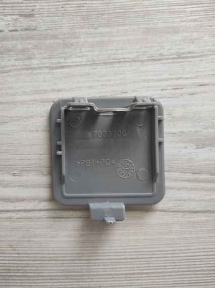 BMW 5 E60 (03-07) заглушка буксировочного крюка в передній бампер сірий 5 х 5 см | Зображення 5