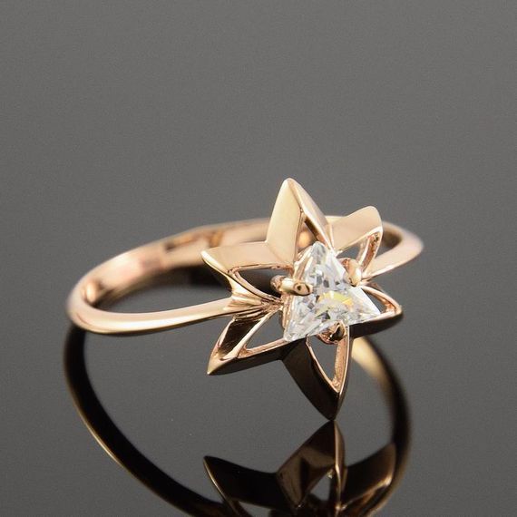 Кольцо из красного золота с треугольным фианитом 16.5 | Зображення 1