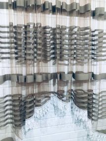 Готова коротка фіранка тюль-алкоголь на фатині в смужку до підвіконня, коричнева з мереживом