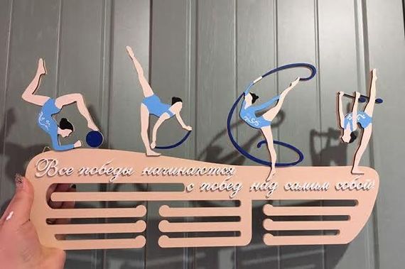 Медальниця для художньої гімнастики, іменна з поличкою, дерев'яна, тримач для медалей, медальниці