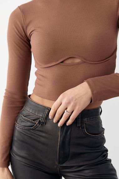 Трикотажный кроп-топ с фигурным швом и вырезом - коричневый цвет, XL (есть размеры) | Зображення 3