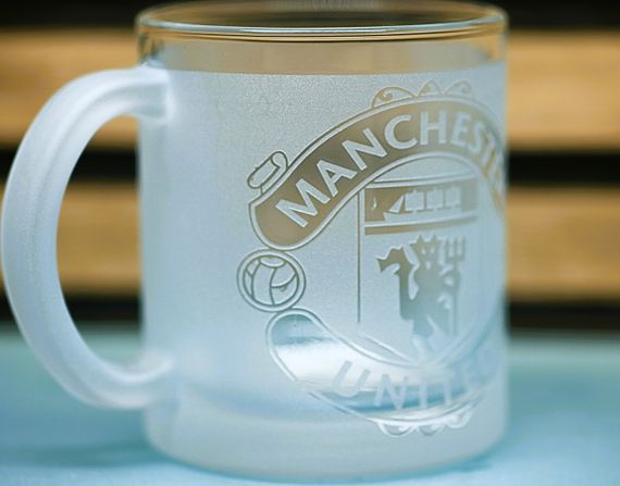 Скляна чашка 320 мл ФК Манчестер Юнайтед FC Manchester United з гравіюванням подарунок    футбольна кружка | Зображення 1