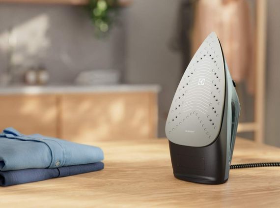 Праска Electrolux , 2400Вт, 250мл, паровий удар 110гр, керам. підошва, зелено-черний (E5SI2-6OG) | Зображення 6