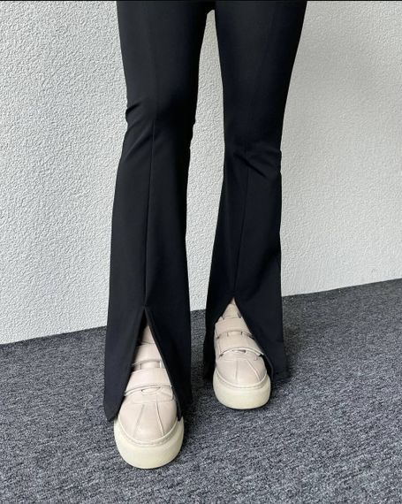 Жіночі брюки-лосини клеш з розрізами спереду і стрілками колір чорний, розмір  L/XL  IP561 | Зображення 2