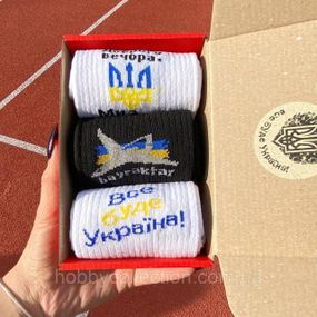 Бокс чоловічих патріотичних шкарпеток 40-45 3 пари в червоній коробці весна-осінь-літо