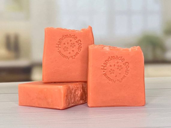 Мило з нуля "Рожева півонія" з білою глиною, оліями авокадо та Ши