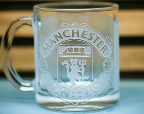 Подарочная стеклянная чашка для чая и кофе 320 мл с 3Д гравировкой лого футбольного клуба Манчестер Юнайтед