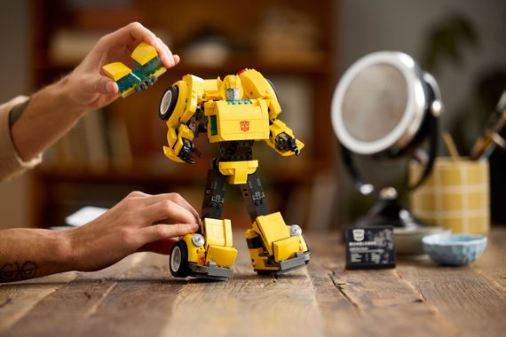 Конструктор LEGO Icons Трансформери. Бамблбі 10338 | Зображення 4