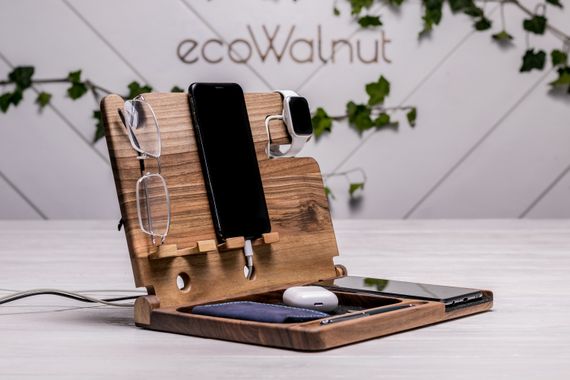 Беспроводная зарядка для двух iPhone & часов Apple «Double dock station iWatch» с персонализацией | Зображення 5