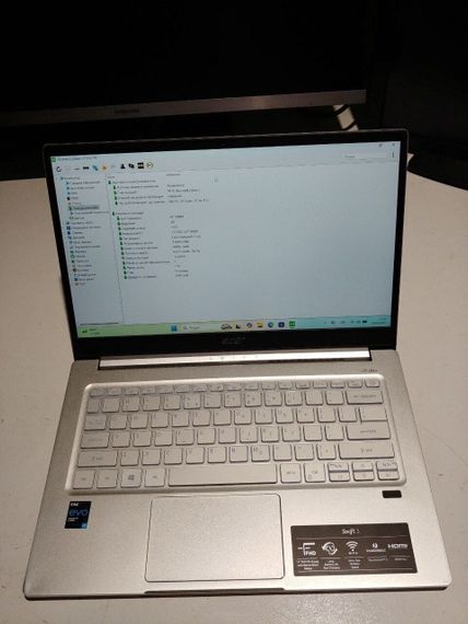 Ультрабук Б-класс Acer Swift 3 / 14" (1920x1080) IPS / Intel Core i7-1165G7 (4 (8) ядра по 2.8 - 4.7 GHz) / 8 GB DDR4 / 120GB SSD / Intel Iris Xe Graphics / WebCam б/у | Зображення 3
