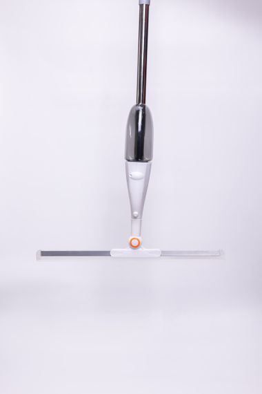 Швабра-скребок з розпилювачем та довгою металевою ручкою для миття твердих поверхонь у будинку та офісі HP-35015-23 | Зображення 1
