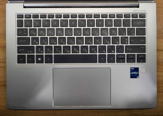 Ультрабук Б-класс HP EliteBook 840 G10 / 14" (1920x1080) IPS / Intel Core i5-1345U (10 (12) ядер по 3.5 - 4.7 GHz) / 16 GB DDR5 / 512 GB SSD / Intel Iris Xe Graphics / WebCam / TouchID / Windows 11 б/у + Подарок беспроводная мышь / USB | Зображення 5