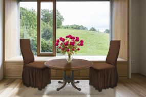 Жаккардовые чехлы на стулья Roza с юбкой Коричневые