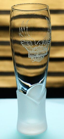 Подарочный крафтовый бокал для пива сока воды 440 мл  с гравировкой надписи лого Харлей | Зображення 1