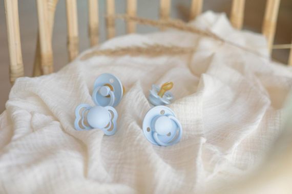 Соска пустушка BIBS De Lux Silicone (кругла) 0-36 міс – Baby Blue | Зображення 2