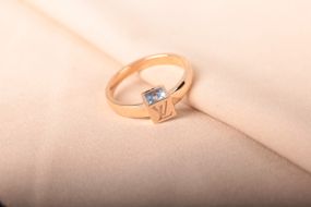 Кольцо из красного  золота в стиле LV 17