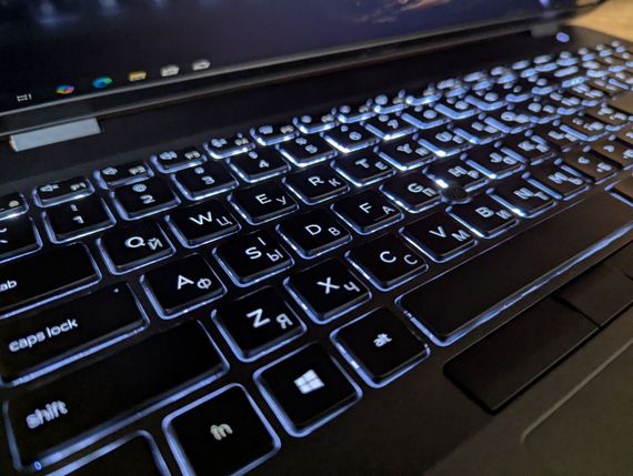 Ультрабук Dell Latitude 5500 / 15.6" (1920x1080) IPS / Intel Core i7-8665U (4 (8) ядра по 1.9 - 4.8 GHz) / 16 GB DDR4 / 512 GB SSD / Intel UHD Graphics / USB Type-C / WebCam / Windows 10 б/в + Подарунок Бездротова миша / USB | Зображення 5