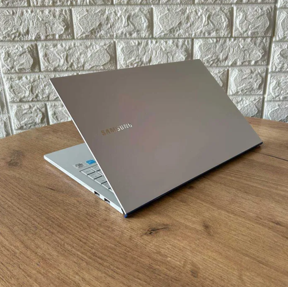 Ноутбук Samsung  White 15,6" FHD OLED i7 10510U 16Gb SSD 256Gb Б/В | Зображення 4