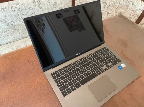 Ультрабук LG Gram 15Z90P-N / 15.6" (1920x1080) IPS / Intel Core i7-1165G7 (4 (8) ядра по 4.7 GHz) / 16 GB DDR4 / 512 GB SSD / Intel Iris Xe Graphics / WebCam б/у | Зображення 2