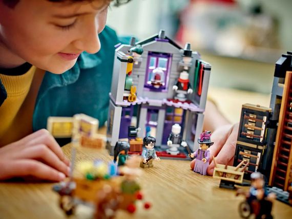 Конструктор LEGO Harry Potter Крамниці Олівандера й мантій від Мадам Малкін 76439 | Зображення 8