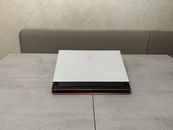 Игровой ноутбук Dell Alienware 15 R3 / 15.6" (3840x2160) OLED / Intel Core i9-10980HK (8 (16) ядер по 2.4 - 5.3 GHz) / 32 GB DDR4 / 512 GB SSD / nVidia GeForce RTX 2080 Super Max-Q, 8 GB GDDR6, 256-bit / WebCam б/у + Подарок Проводная мышь / USB | Зображення 6