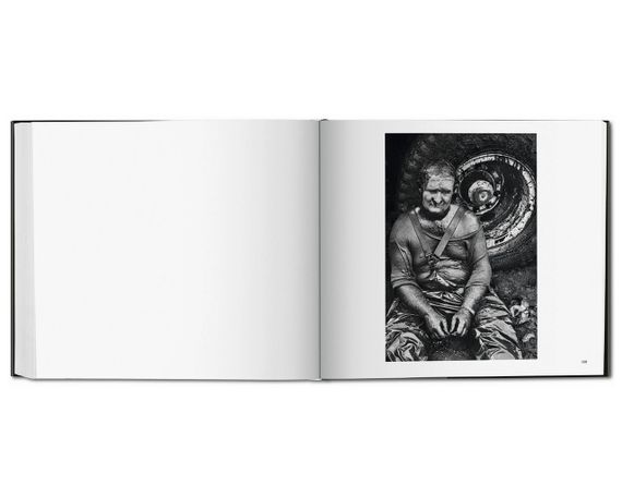 Лучшие фотографы мира книга фотоальбом Себастьяна Рибейру Салгаду про Кувейт Sebastiao Salgado. Kuwait | Зображення 6