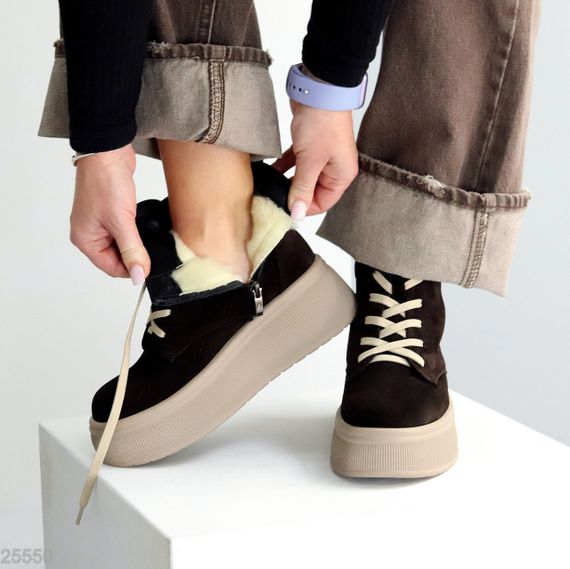 Модні шоколадні замшеві зимові черевики на бежевій платформі 38