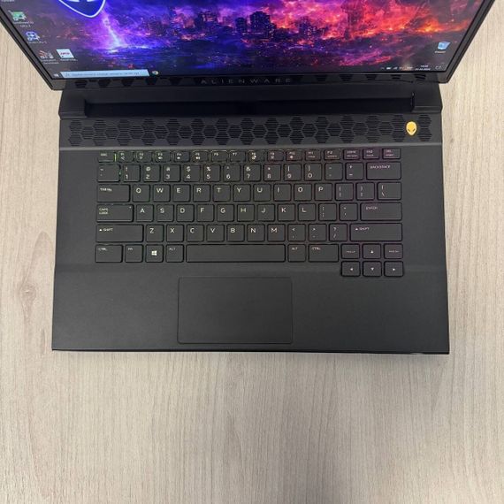 Ігровий ноутбук Dell Alienware m15 R3 / 15,6" (1920x1080) IPS / Intel Core i7-10750H (6 (12) ядер по 2,6 - 5,0 ГГц) / 16 ГБ DDR4 / 512 ГБ SSD / AMD Radeon Pro 5500M, 4 ГБ GDDR6, 128-біт / Веб-камера б/в | Зображення 2