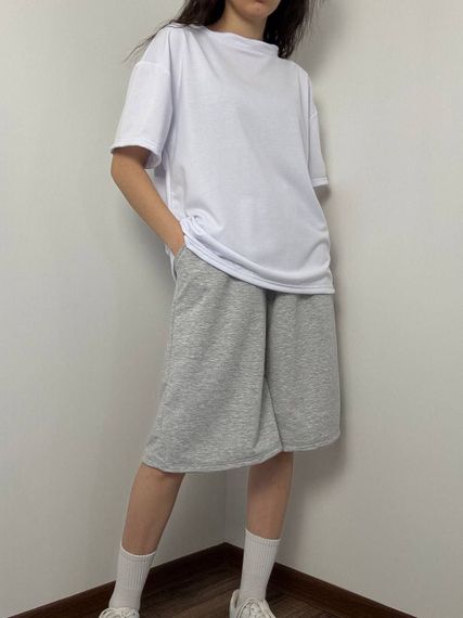 Женский летний костюм оверсайз футболка и длинные шорты SSH714, цвет белый + серый, размер единый 42/46 | Зображення 1