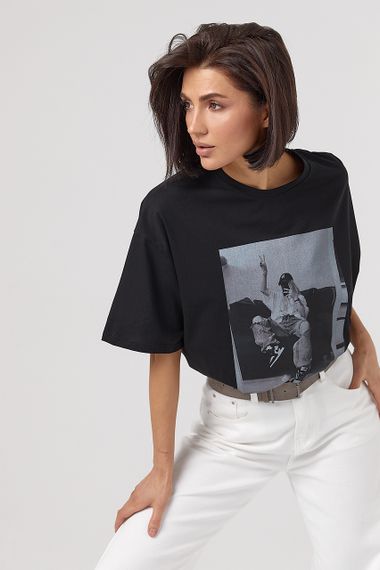 Oversize футболка з чорно-білим принтом дівчини - чорний цвет, ONE SIZE (є розміри)