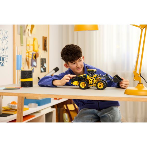 Конструктор LEGO Technic Колісний навантажувач Volvo L120 Electric (42209) | Зображення 9
