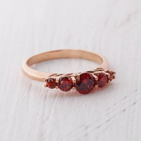 Кольцо из красного золота с гранатами 18.5