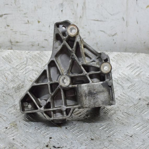 Кронштейн компресора кондиціонера 1.4 TSI Volkswagen Golf V 2003-2010 Фольксваген Гольф 5 03C903143B | Зображення 1