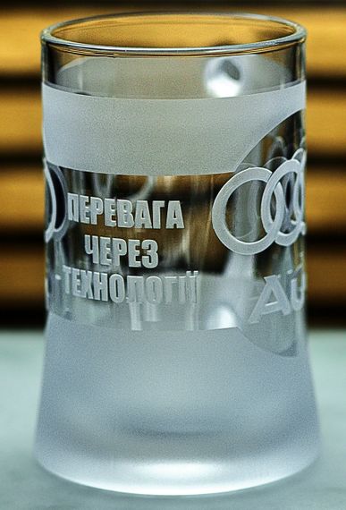 Пивний кухоль Audi 670 мл з гравіюванням Подарунок автолюбителю  Келих з логотипом авто Ауді та  легендарний слоган | Зображення 5