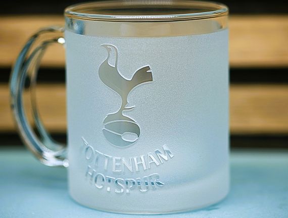 Подарункова скляна чашка для чаю та кави 320 мл з  гравіюванням лого футбольного клуба ФК Тотенхем Хотспур | Зображення 2