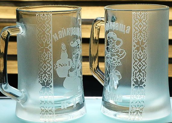 Набір пивних келихів 670 мл Кум та Кума з гравіюванням  Скляні кружки в українському стилі подарунок кумів | Зображення 3