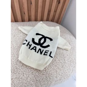 Брендовый свитер для собак CHANEL с большим черным логотипом бренда, широкая горловина, белый