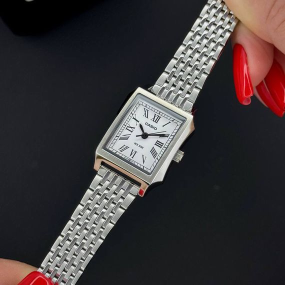 Жіночий годинник Casio LTP-B190D-7B з білим циферблатом та сталевим браслетом | Зображення 1