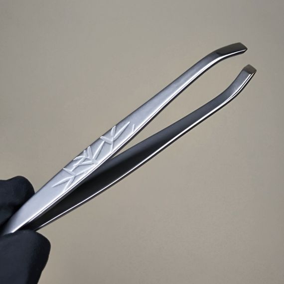 Пинцет для бровей Hitomi 10/1