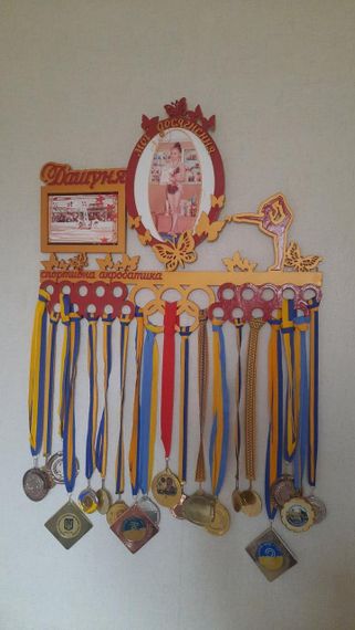 Медальниця танці, іменна з поличкою, дерев'яна, тримач для медалей, медальниці