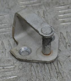 Скоба замка розсувних дверей Ford Transit 2000-2014 Відповідна частина замка дверей Форд Транзит YC15V264A08AC