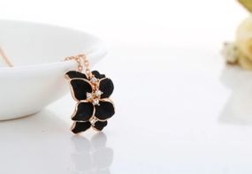 Колье с подвеской Primo Glory в форме цветов с чёрными лепестками и кристаллами – Gold&Black
