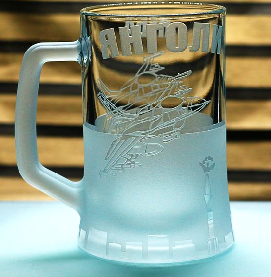 Подарочный бокал для пива с ручкой 670 мл с гравировкой надписи Ангелы Неба пилоту летчику