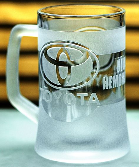 Пивний кухоль Toyota Тойота 670 мл з гравіюванням Подарунок автолюбителю  Келих з логотипом авто та легендарний слоган | Зображення 2