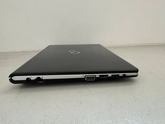 Ультрабук Б-класс Fujitsu LifeBook S936 / 13.3" (1920x1080) TN / Intel Core i7-6600U (2 (4) ядра по 2.6 - 3.4 GHz) / 8 GB DDR4 / 128 GB SSD / Intel HD Graphics 520 / WebCam / VGA б/у | Зображення 6