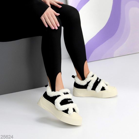 Черные спортивные замшевые зимние автоледи на бежевой подошве | Зображення 1