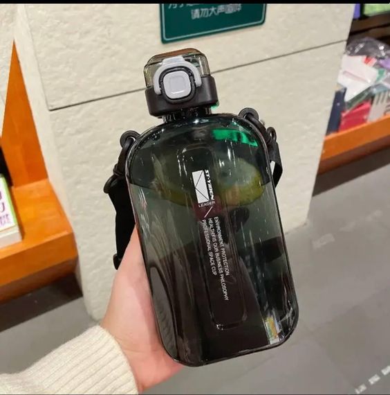 Пляшка для води із BPA-free пластику 750 мл. Вугільно-чорна | Зображення 1